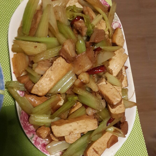 西芹香干五花肉的做法
