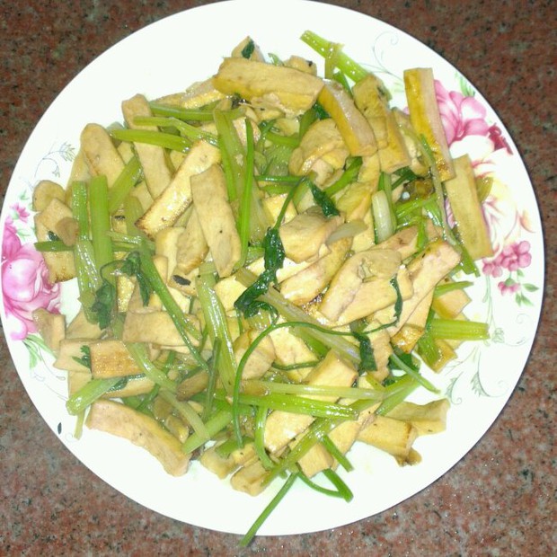 芹菜炒豆干的做法