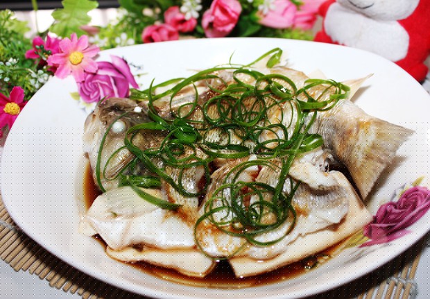 鲈鱼蒸豆腐的做法