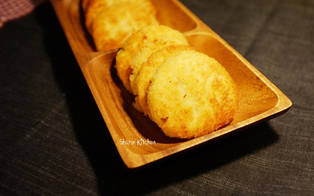 黄金虾仁豆腐饼的做法
