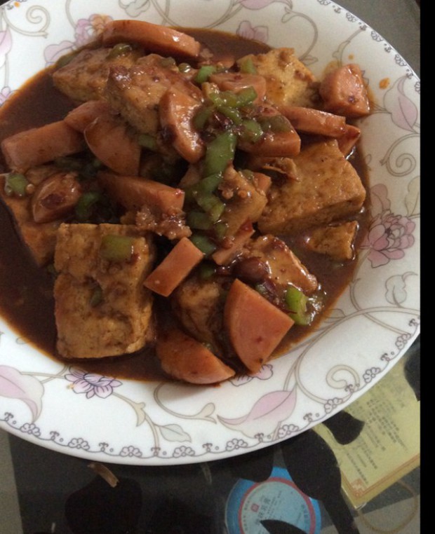 香肠青椒烧豆腐的做法