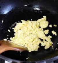 鸭蛋炒韭菜的做法步骤4