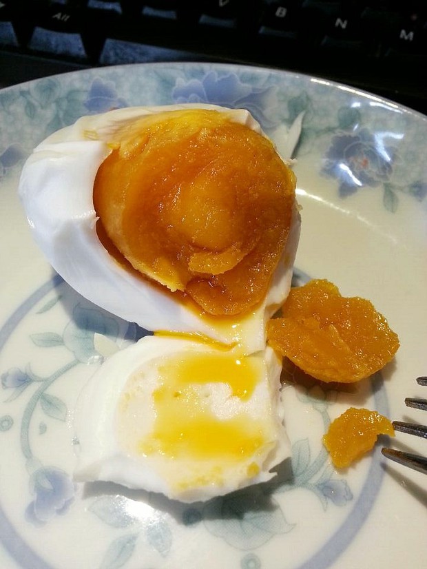 自制油汪汪咸鸭蛋的做法