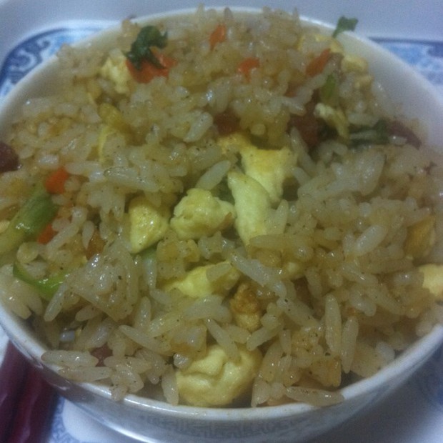 腊肠胡萝卜生菜蛋炒饭的做法