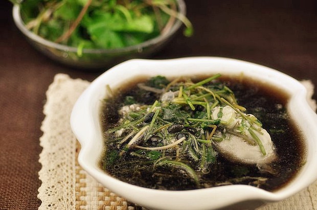 雷公根黑豆鸭蛋汤的做法