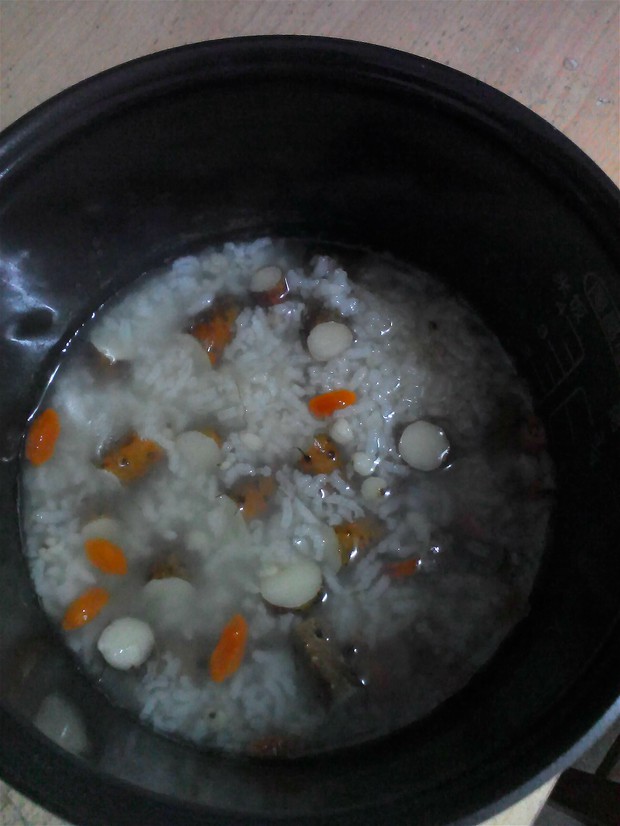 电饭煲山药枸杞薏仁粥的做法