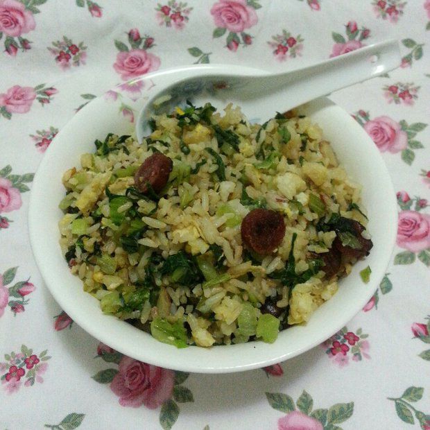 青菜腊肠蛋炒饭的做法