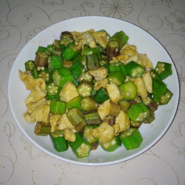 香滑鸡脯炒秋葵的做法