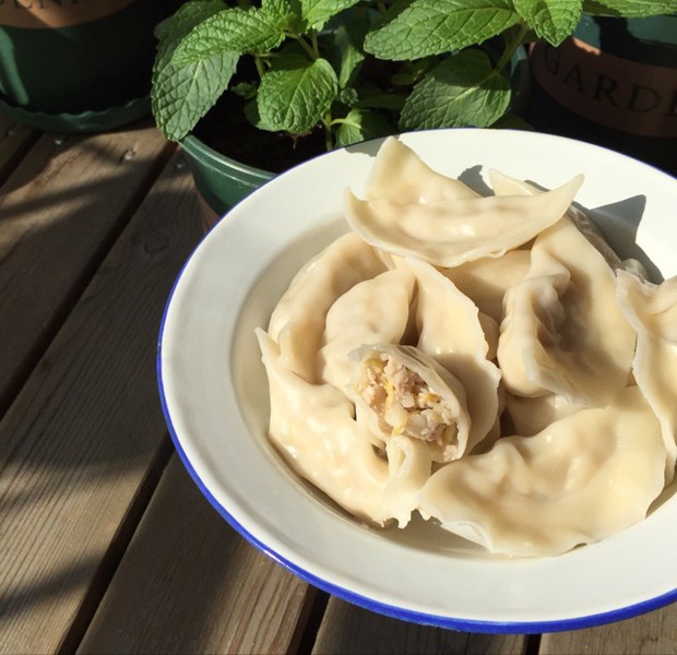 酸菜猪肉饺子(很嫩很多汁!)的做法