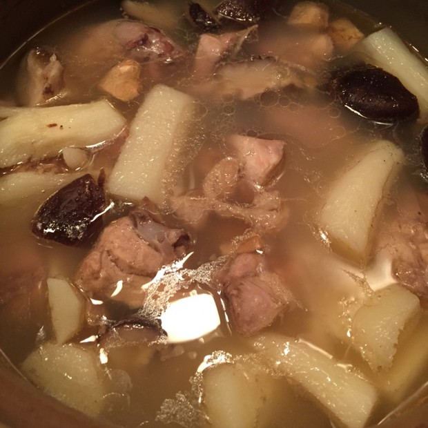 砂锅香菇淮山鸡汤的做法