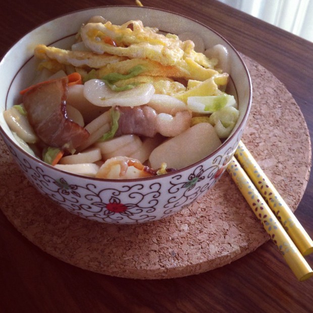 腊肉炒年糕的做法