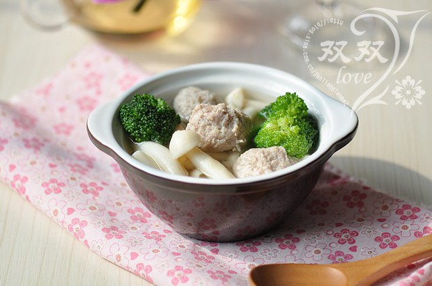海鲜菇丸子汤的做法