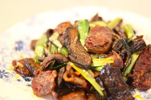 牛肝菌青蒜炒腊肠的做法