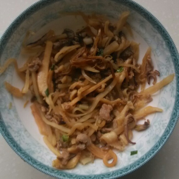 墨鱼干炒黄花菜的做法