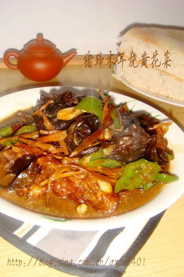 猪蹄木耳烧黄花菜的做法
