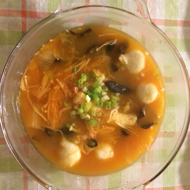 辣白菜鱼丸汤的做法