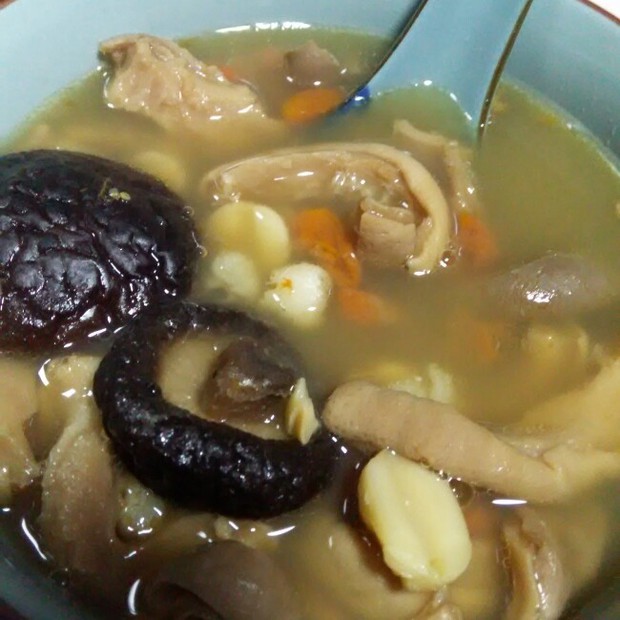 莲子薏仁枸杞猪肚汤的做法