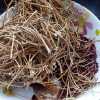 春季汤去湿鸡骨草猪骨汤的做法步骤2