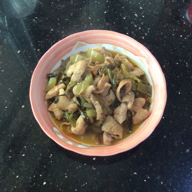 酸菜烧肥肠的做法
