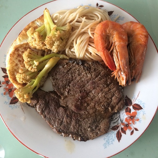 1.准备材料菲力牛排一块,鸡蛋一个,意大利面一包。调味料:黑胡椒酱料、番茄酱、盐、胡椒、色拉油2.煮意大利面水煮沸后将面下入锅中,搅拌煮7-8分钟,去水,拌酱。3.煎蛋倒入色拉油,根据自己的口味煎蛋。用小火。4.煎牛排将牛排盐好,(买的现成盐好的成品,可根据口味喜好继续研制)涂上色拉油,这样下锅就不必再倒油啦。用小火慢慢煎。一分钟一翻。两面的煎烤会变得均匀。5.