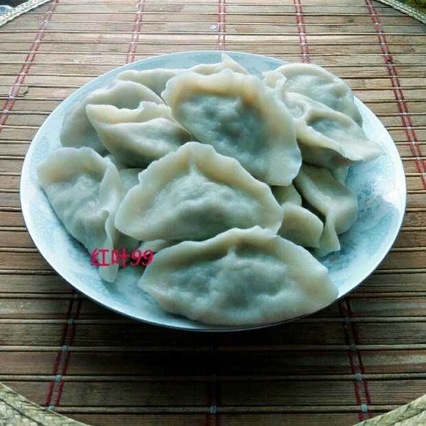 大肚饺子的包法步骤图解_图解大全 饺子快包完时,锅里烧水,水量要多些,没过饺子才可以,水里加一勺盐不粘皮,水烧开加入饺子,时常用勺子推一下锅底,防止粘底,盖盖烧开后,饺子飘起来,再反复烧开锅三次,饺子肚鼓圆,停火盛出。 #p#分页标题#e#