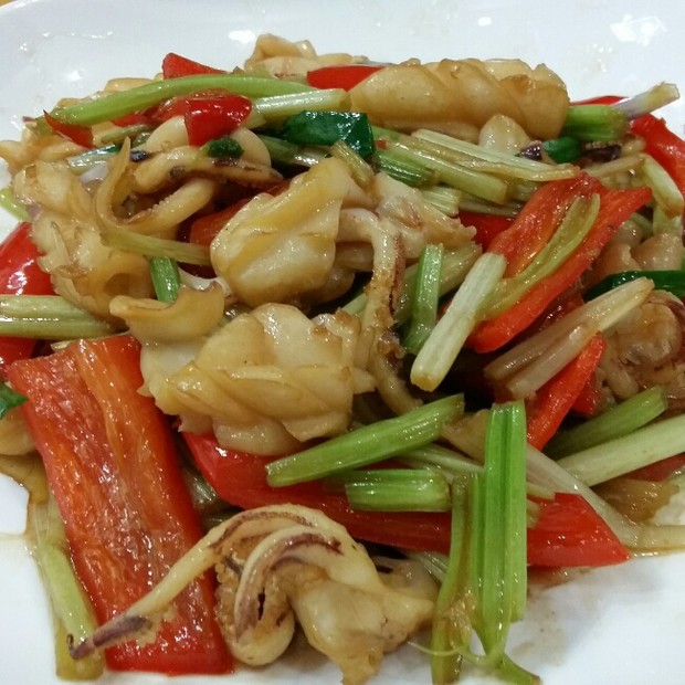 芹菜炒鱿鱼的做法