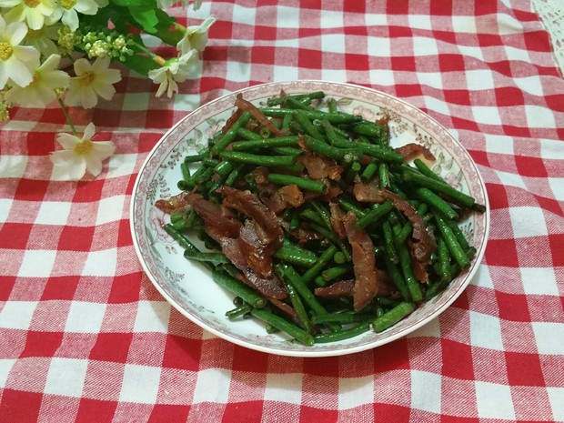 腊肠炒豇豆的做法