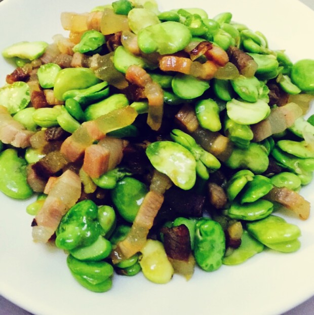 开胃腊肉蚕豆的做法