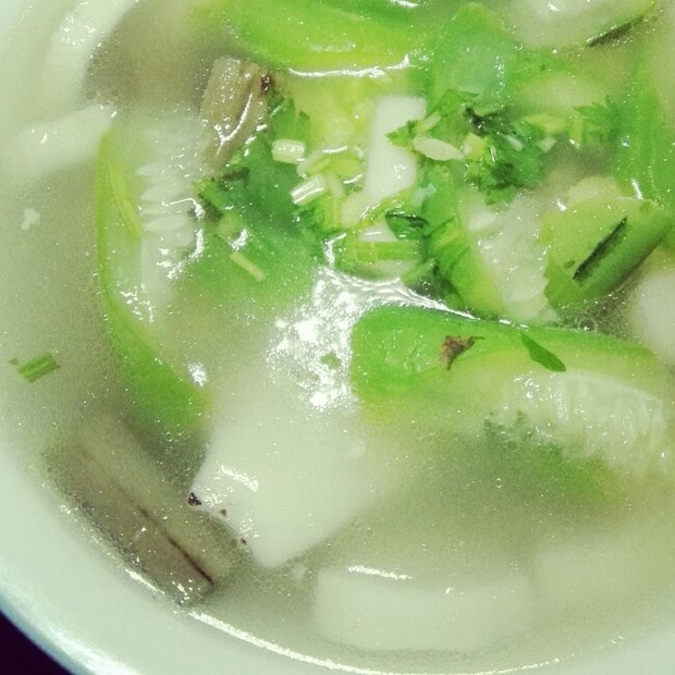 椰肉牛蒡淮山丝瓜排骨汤的做法