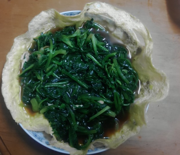 花色凉拌菠菜的做法