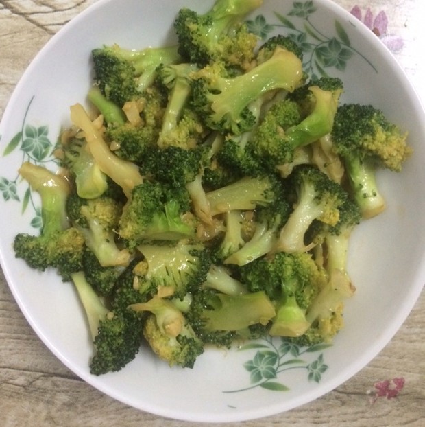 素炒西兰花的做法