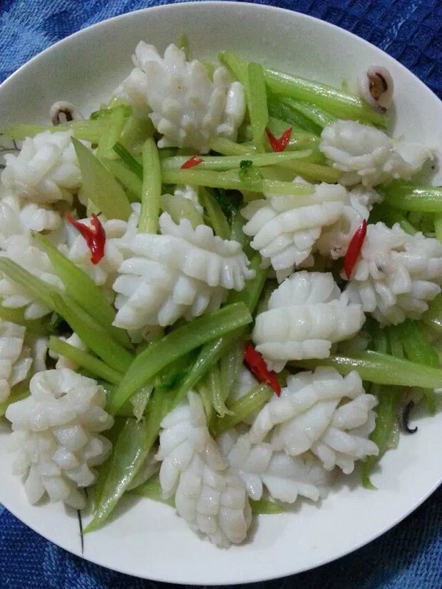 香芹墨鱼花的做法