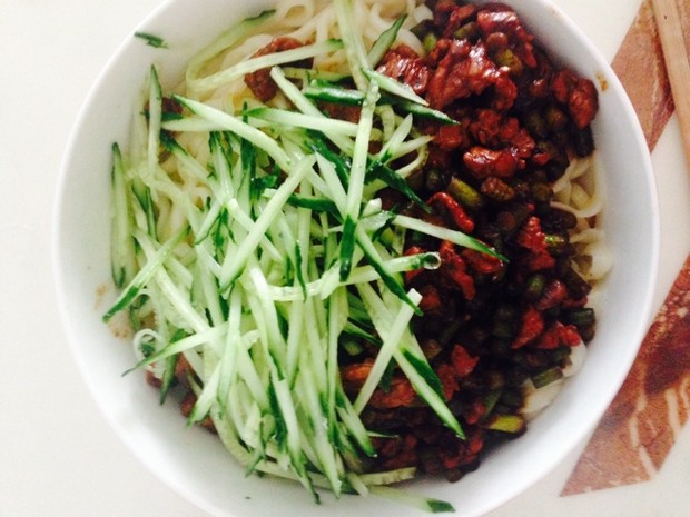 鸡肉蒜薹炸酱面的做法