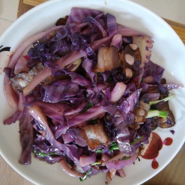 紫甘蓝炒腊肉的做法