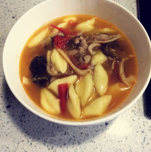 酸菜番茄疙瘩面的做法