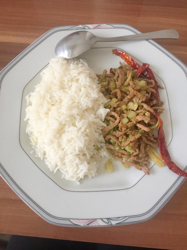 芹菜炒牛肉(留学生厨房系列)的做法