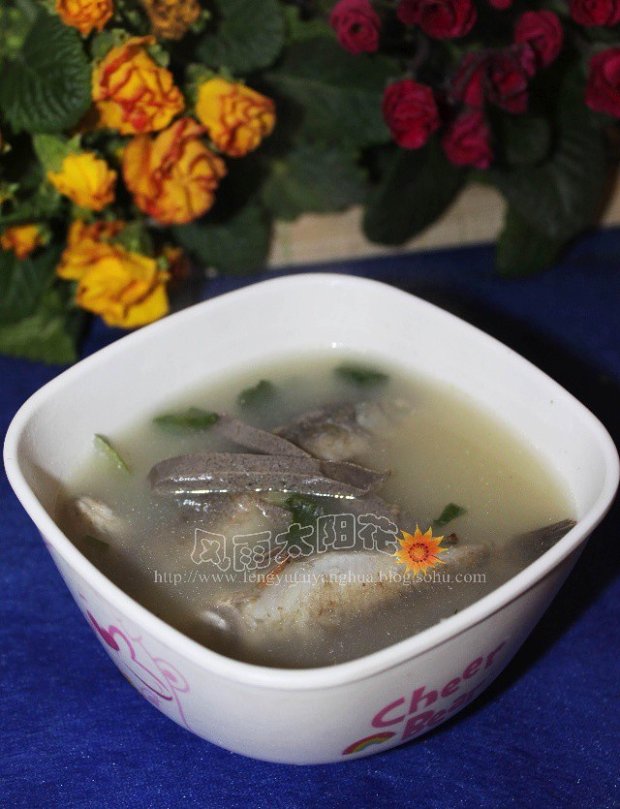 羊肝鲫鱼汤的做法
