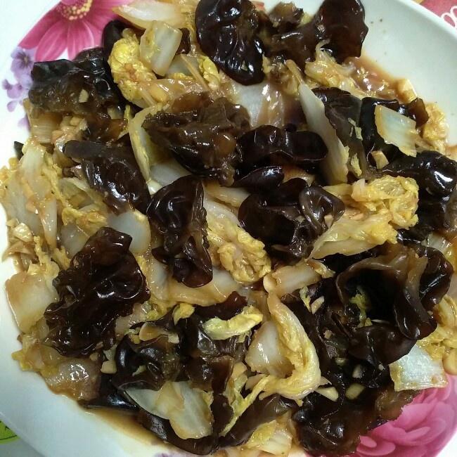白菜炒木耳的做法