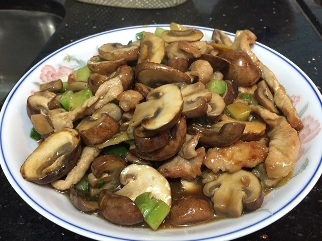 瘦肉炒蘑菇的做法