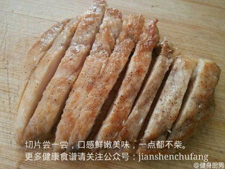 香煎滑嫩鸡胸肉的做法