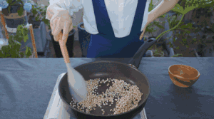 猪骨薏米汤的做法 步骤2