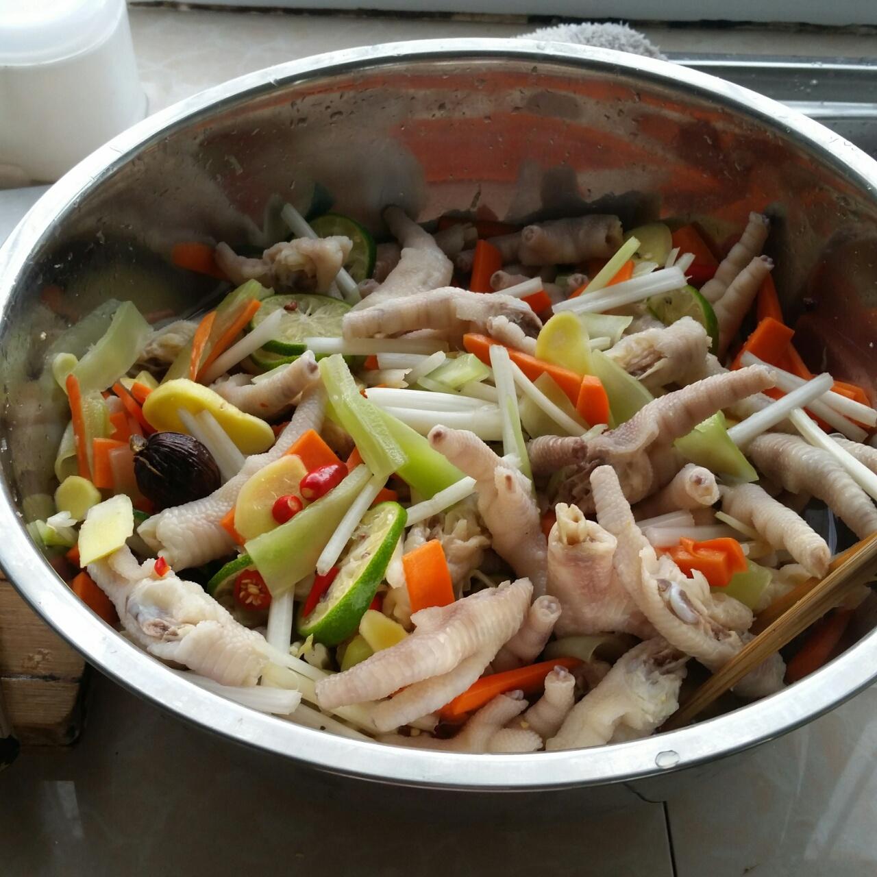 傣味柠檬泡鸡脚的做法