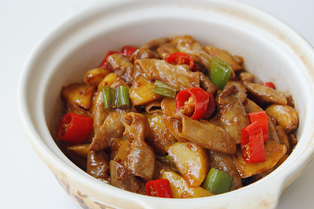 干锅土豆溜肥肠的做法
