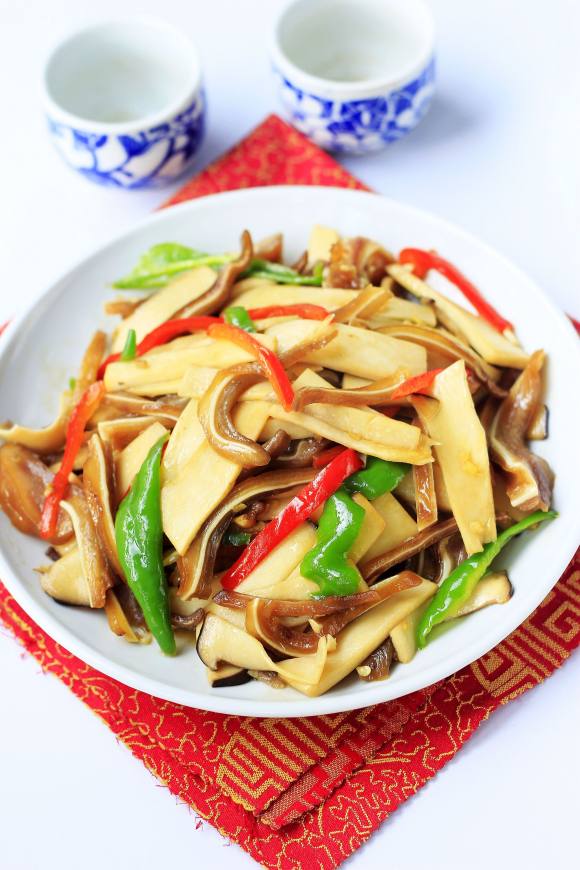 杏鲍菇炒猪耳朵的做法