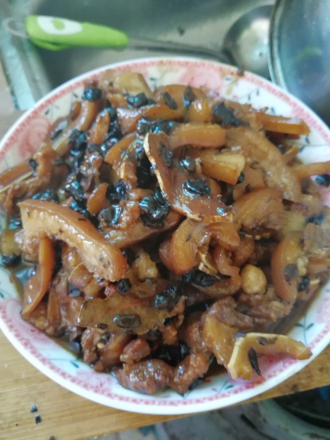 豆鼓焖猪耳朵的做法