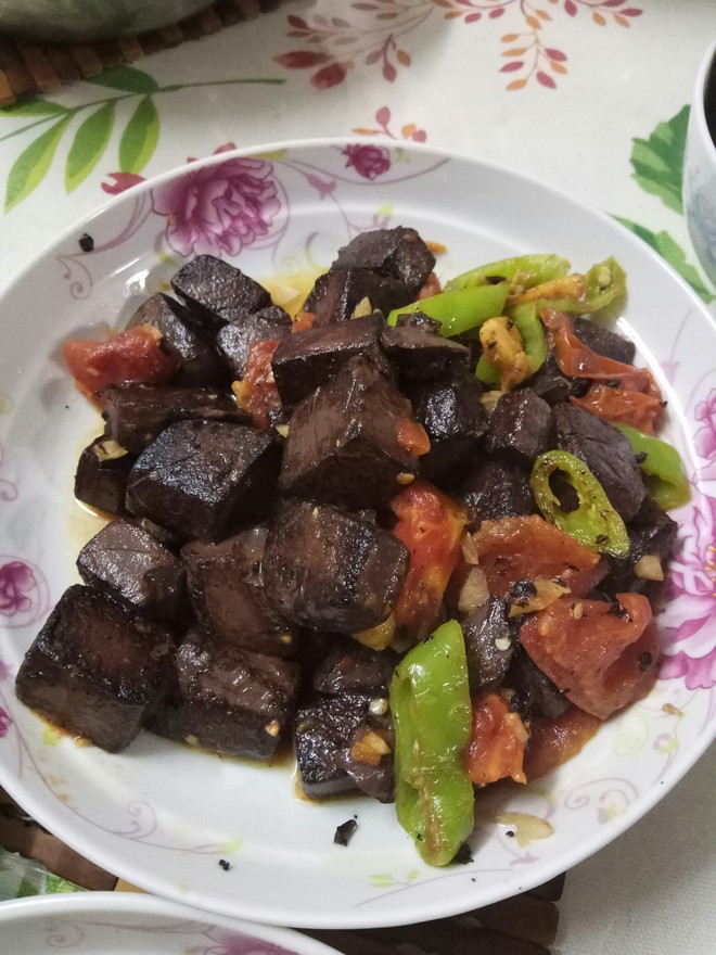 孕期补血补铁美味:猪红炒番茄的做法