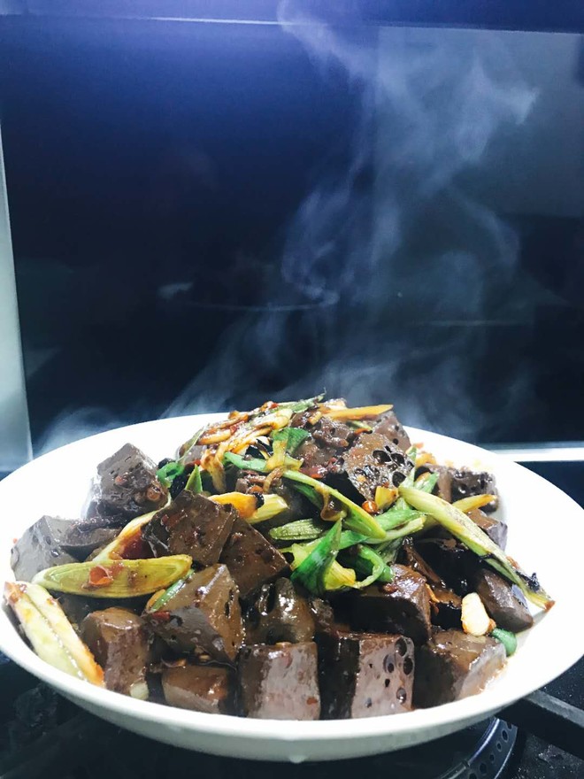 香嫩爽滑的青蒜辣炒血豆腐的做法