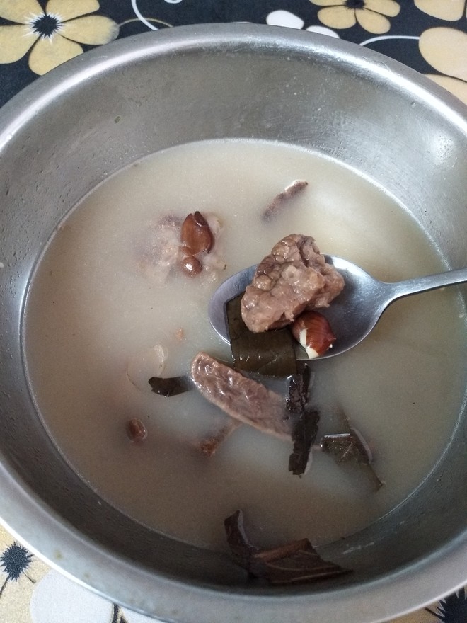 南北杏枇杷叶煲猪肺的做法