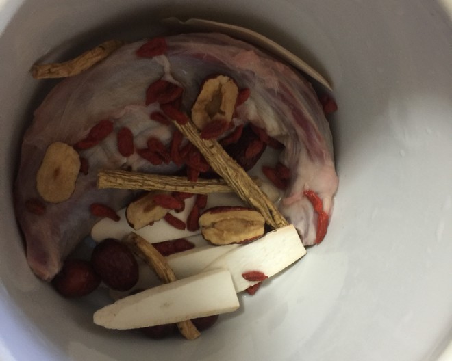 红枣杞子炖牛腱的做法