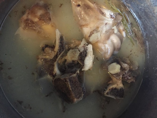 浓香似奶油的牛骨汤的做法